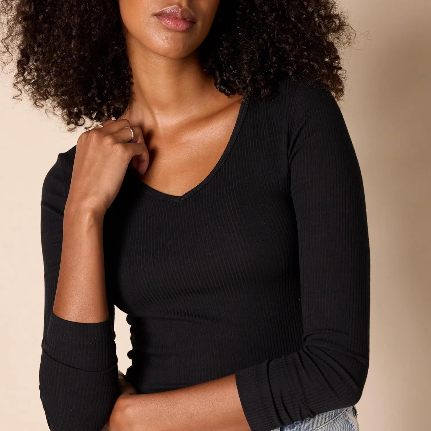 Amazon Essentials Women's Fitted Long Sleeve Shirt, Slim-Fit - Layering Knit Rib V-Neck, Pack of 2