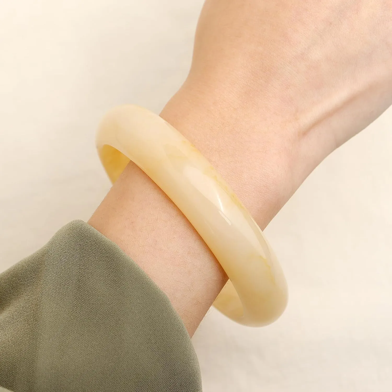 Chunky Resin Wide Bangle Bracelets for Women, Trendy Statement Transparent Beige Brown Acrylic Acetate Tortoiseshell Wristbands Round Mottled Bracelet Prom Holiday Jewelry Gift