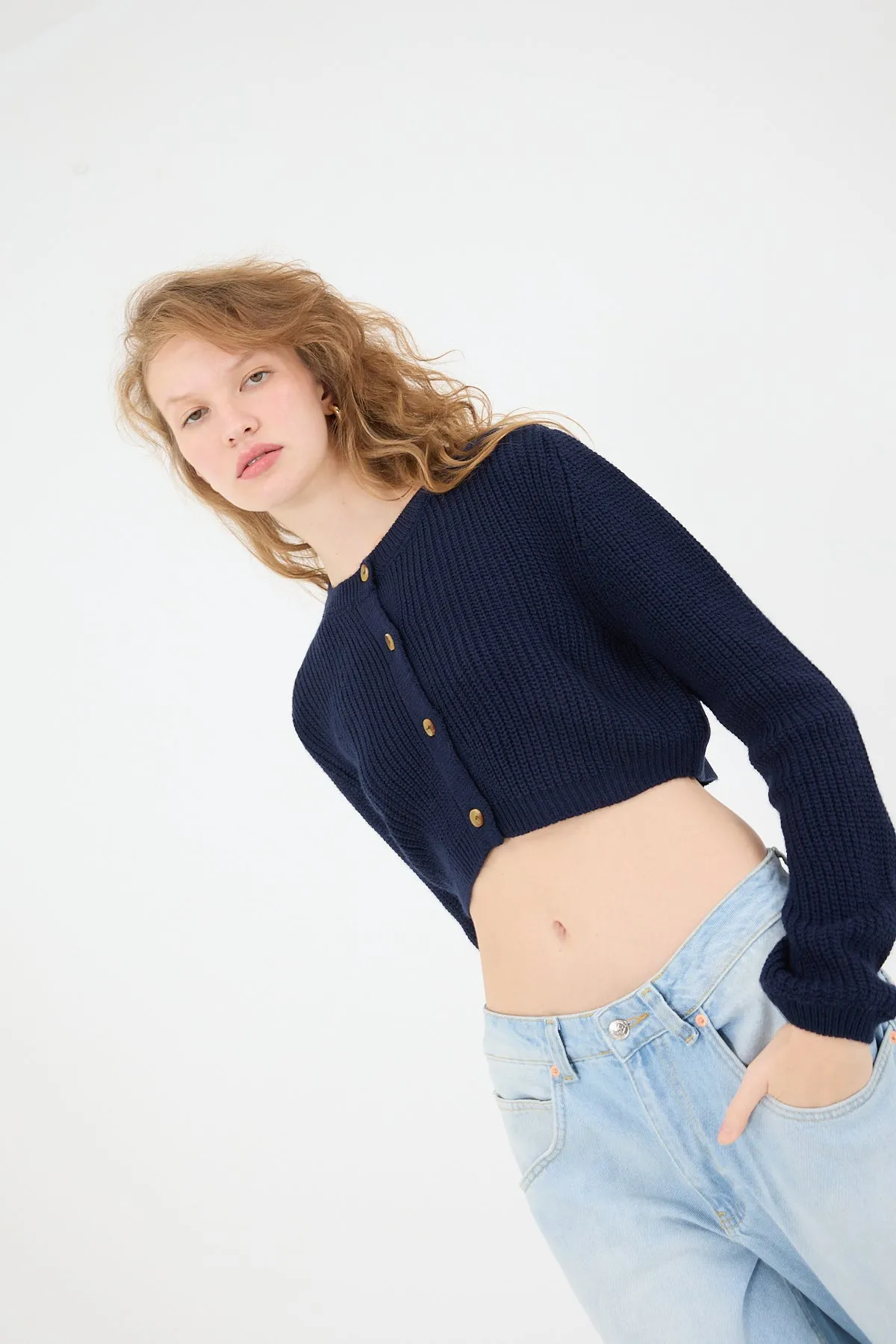 Crew Neck Buttoned Crop Knitwear Cardigan