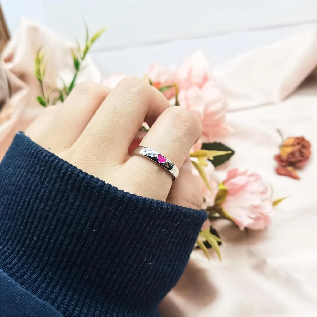 Glowing Heart Ring Pink Blue Heart Couple Ring Funny Dark Luminous Ring Valentine's Day Heart Glow in The Dark Ring Promise Ring Cool Rings for Women Men Valentine's Day Love Jewelry for Women Girls Charm Gift