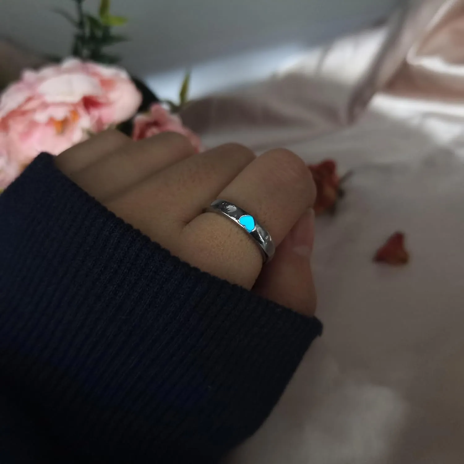 Glowing Heart Ring Pink Blue Heart Couple Ring Funny Dark Luminous Ring Valentine's Day Heart Glow in The Dark Ring Promise Ring Cool Rings for Women Men Valentine's Day Love Jewelry for Women Girls Charm Gift