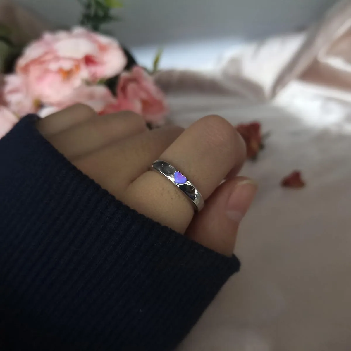 Glowing Heart Ring Pink Blue Heart Couple Ring Funny Dark Luminous Ring Valentine's Day Heart Glow in The Dark Ring Promise Ring Cool Rings for Women Men Valentine's Day Love Jewelry for Women Girls Charm Gift